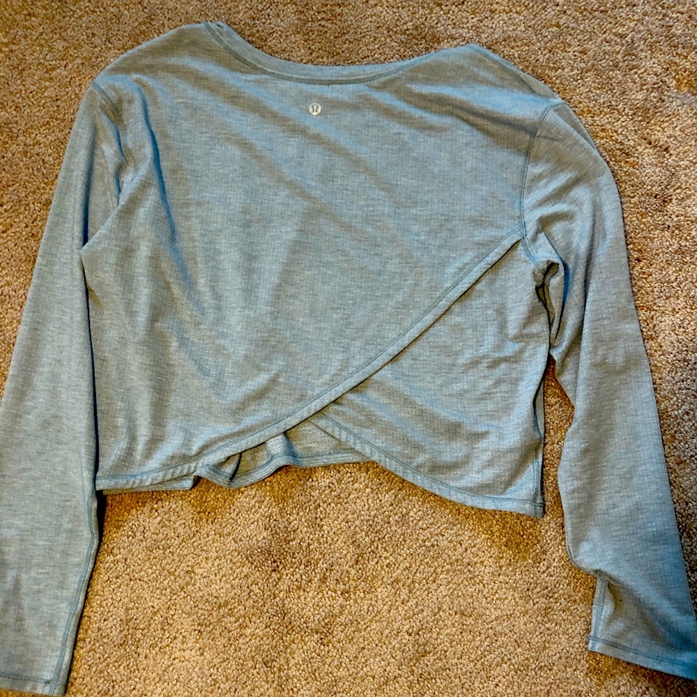 Lululemon cropped workout top light blue